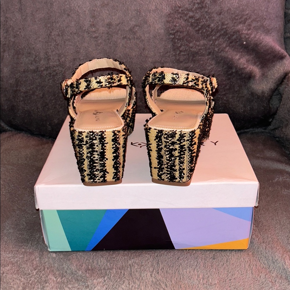 Stylish Black and Gold Women's Platform Sandals - Picture 6 of 7
